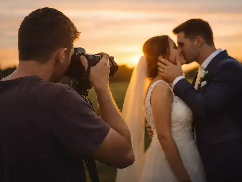 Neznič si svadobné spomienky zlou kvalitou fotiek. Zisti, prečo je profesionálny fotograf kľúčový pre ostré a tlačiteľné zábery.
